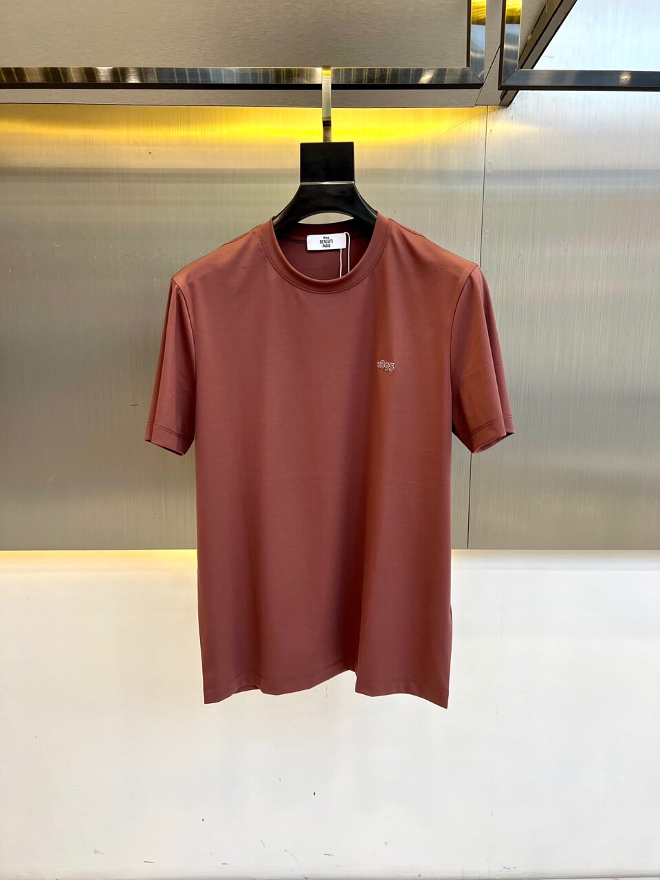 
伯尔鲁帝、2025春夏全新系列单品上线，非常时髦前卫的一款男短袖T恤，醒目的logo图案修饰！区别于以