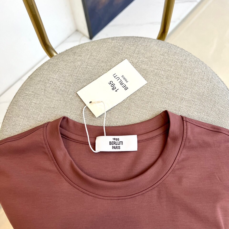 
伯尔鲁帝、2025春夏全新系列单品上线，非常时髦前卫的一款男短袖T恤，醒目的logo图案修饰！区别于以