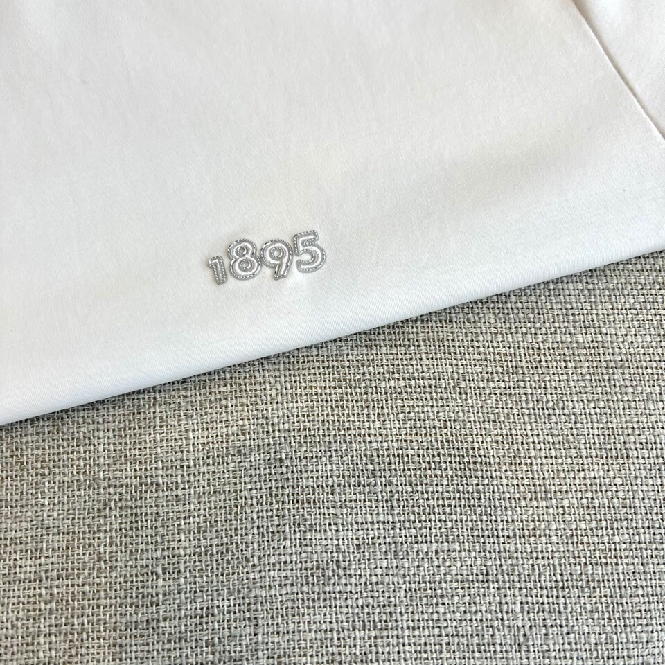 
伯尔鲁帝、2025春夏全新系列单品上线，非常时髦前卫的一款男短袖T恤，醒目的logo图案修饰！区别于以