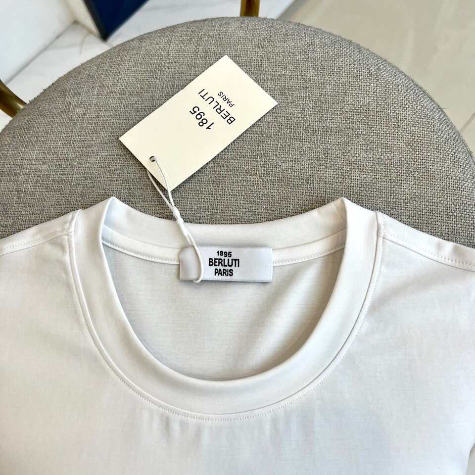 
伯尔鲁帝、2025春夏全新系列单品上线，非常时髦前卫的一款男短袖T恤，醒目的logo图案修饰！区别于以