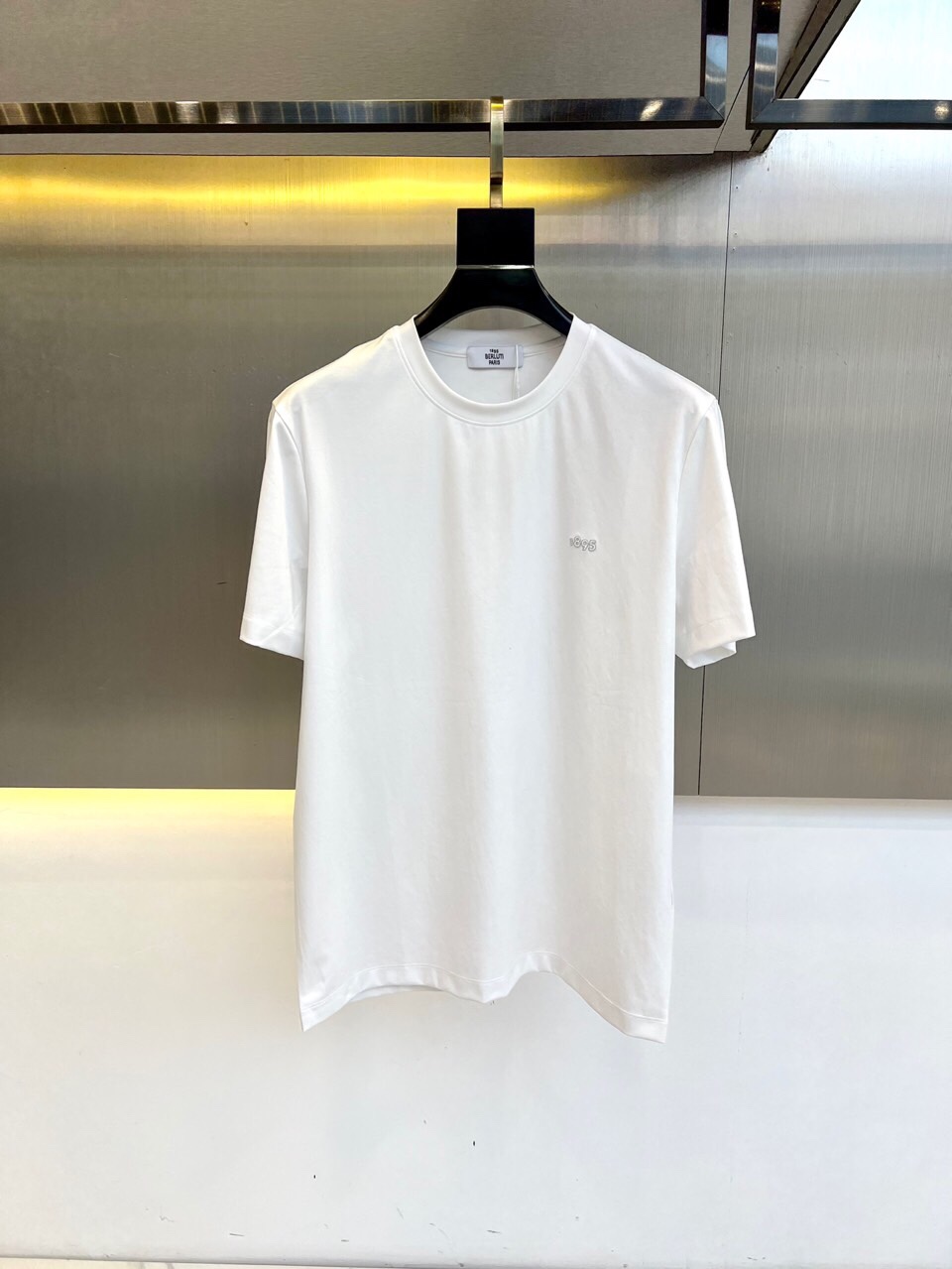 NO:513206,Berludi, a new series of spring and summer 2025 products are launched, a very fashionable and avant-garde men's short-sleeved T-shirt with eye-catching logo patterns!  Different from the past, it declares the design concept that has been passed down for many years in the brand!  Its eye-catchingness is no less than any classic style, perfectly presenting the fashionable, high-end and luxurious feeling in front of the world!  Made of imported cotton materials, selected high-quality cotton fabrics, soft and soft to the touch, the real thing is definitely beyond your imagination, close to the body and breathable, even if you sweat profusely, you will not feel greasy or stuffy, and will bring sweating and moisture absorption to the extreme!  M-4XL (model 173, 143 catties upper body L size), T-shirt,tees,t-shirt,alexander wang19860909伯尔鲁帝、2025春夏全新系列单品上线,非常时髦前卫的一款男短袖T恤,醒目的logo图案修饰！区别于以往的不同,宣示品牌传承多年的设计理念！其吸睛度完全不亚于任何经典款式,将时髦高级感与奢华感完美呈现在世人眼前！客供进口全棉材质制成,精选优质棉面料,触感软糯亲肤细腻,实物到手绝对超乎你的想象,贴身无比舒适透气,即便是汗流浃背也不会有腻身及闷热感可言,将排汗吸湿性发挥到了极致！M-4XL（模特173,143斤上身L码）,,T-shirt,tees，t-shirt,alexander wang,Men's clothing