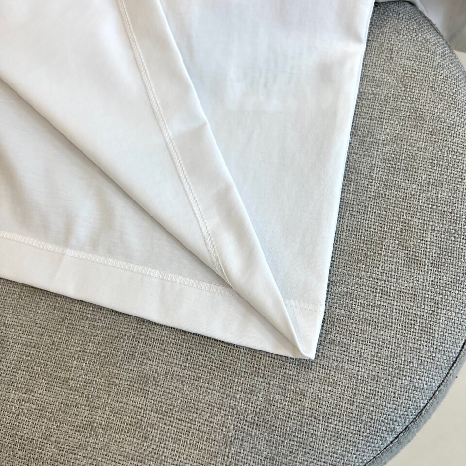 
伯尔鲁帝、2025春夏全新系列单品上线，非常时髦前卫的一款男短袖T恤，醒目的logo图案修饰！区别于以