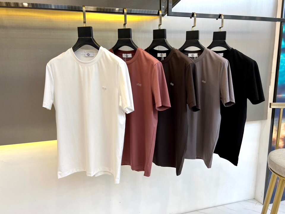 
伯尔鲁帝、2025春夏全新系列单品上线，非常时髦前卫的一款男短袖T恤，醒目的logo图案修饰！区别于以