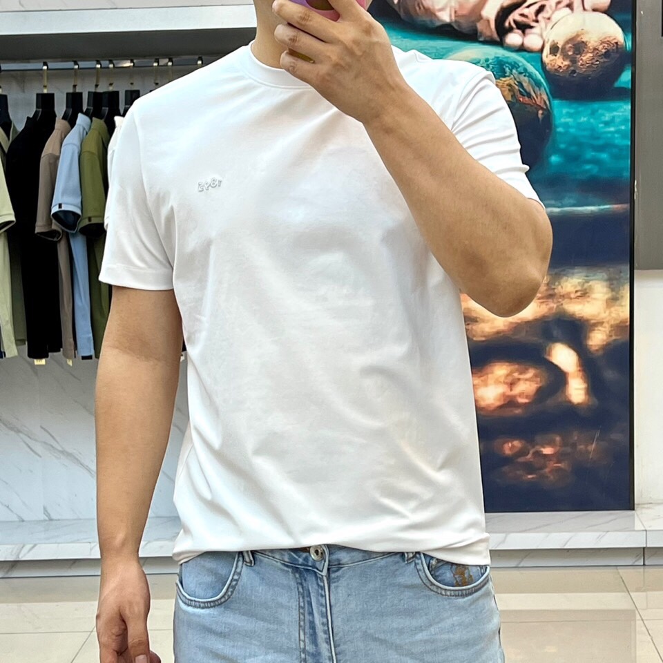 
伯尔鲁帝、2025春夏全新系列单品上线，非常时髦前卫的一款男短袖T恤，醒目的logo图案修饰！区别于以