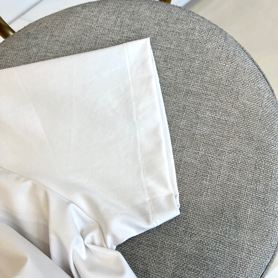 
伯尔鲁帝、2025春夏全新系列单品上线，非常时髦前卫的一款男短袖T恤，醒目的logo图案修饰！区别于以