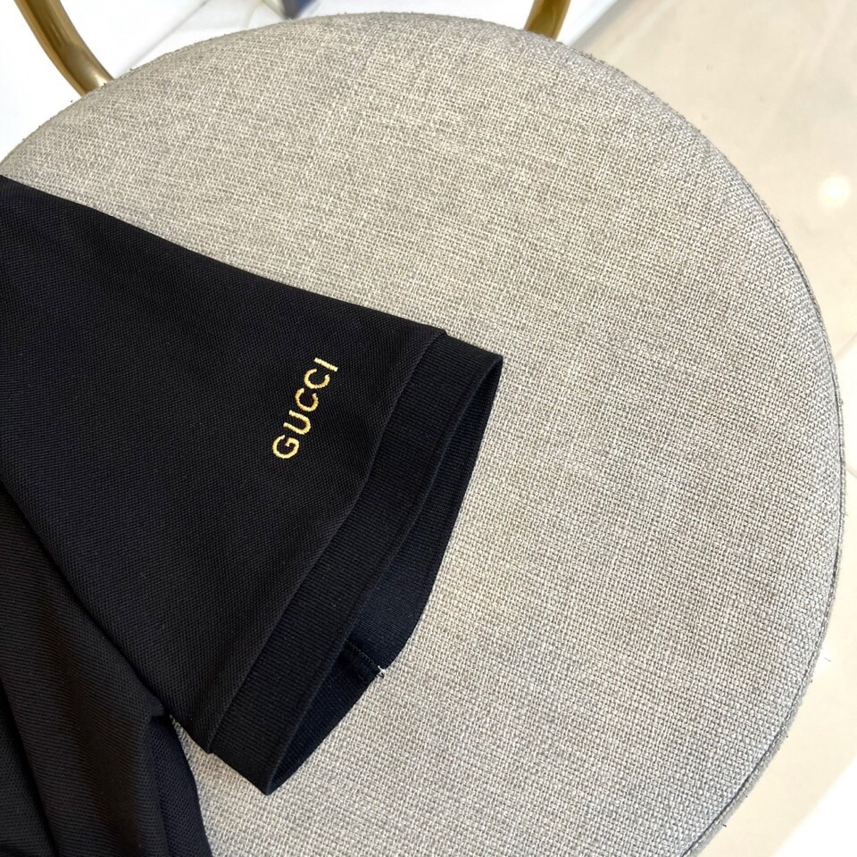 
Gucci、2025s经典标志性Logo点缀元素 经典时尚翻领 Polo衫短袖 ，贸易公司渠道订单，简