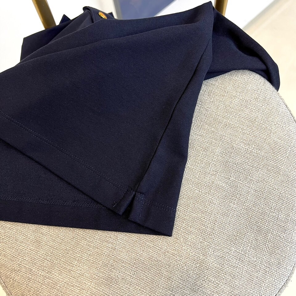 
Gucci、2025s经典标志性Logo点缀元素 经典时尚翻领 Polo衫短袖 ，贸易公司渠道订单，简