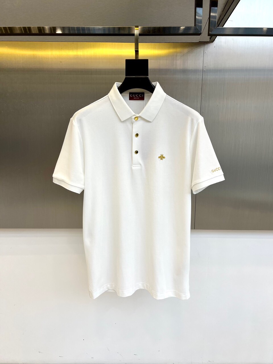NO:513189,Gucci, 2025s classic iconic logo embellishment elements, classic fashion lapel, Polo shirt short sleeves, trading company channel orders, simple and elegant, fashionable and versatile, and the quality is even more unstriking!  The imported fixed-woven pure cotton bead mesh fabric is used, which is soft, straight, stylish, breathable and comfortable. The upper body has a good drooping feeling and is not easy to deform! It is even less likely to fade! A clean and refreshing foundation. The POLO shirt style is small and crisp pointed collar, and the armband design uses the three-dimensional craftsmanship of the brand logo, which perfectly combines leisure and business!  Fashionable and versatile!  48-58 (model 173, 143 catties upper body 50 sizes), gucci, T-shirt, alexander wang19860909Gucci、2025s经典标志性Logo点缀元素 经典时尚翻领 Polo衫短袖 ,贸易公司渠道订单,简约大气,时尚百搭,品相更是无法挑剔！选用客供进口定织纯棉珠地网眼面料,柔软挺阔有型、透气舒适.上身垂感好,不易变形!更不易褪色!干净清爽的基础 POLO衫版型,小巧而挺括的尖领有型又时尚,袖标设计运用了品牌logo立体工艺,休闲与商务完美结合！时尚百搭！48-58（模特173,143斤上身50码）,,gucci,T-shirt,alexander wang,Men's clothing