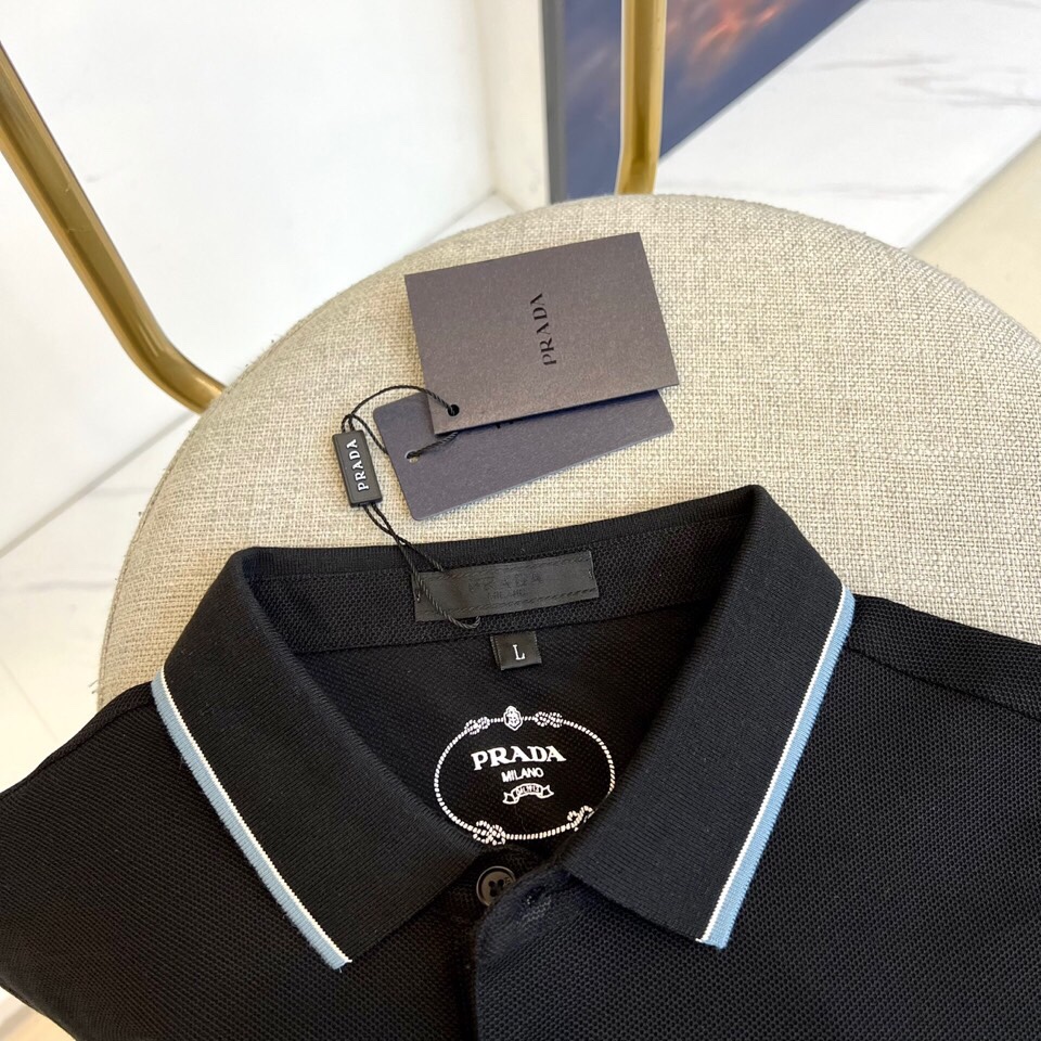 
普拉达、2025s经典标志性Logo点缀元素 经典时尚翻领 Polo衫短袖 ，贸易公司渠道订单，简约大