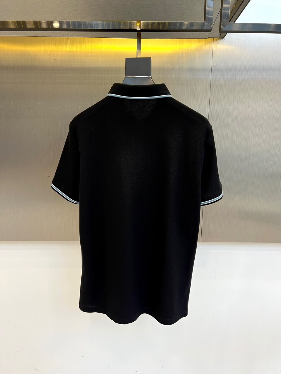 
普拉达、2025s经典标志性Logo点缀元素 经典时尚翻领 Polo衫短袖 ，贸易公司渠道订单，简约大