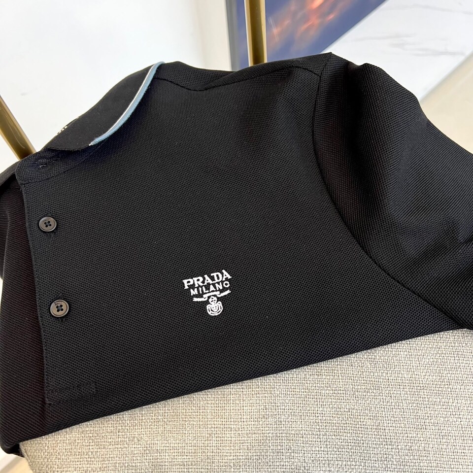 
普拉达、2025s经典标志性Logo点缀元素 经典时尚翻领 Polo衫短袖 ，贸易公司渠道订单，简约大