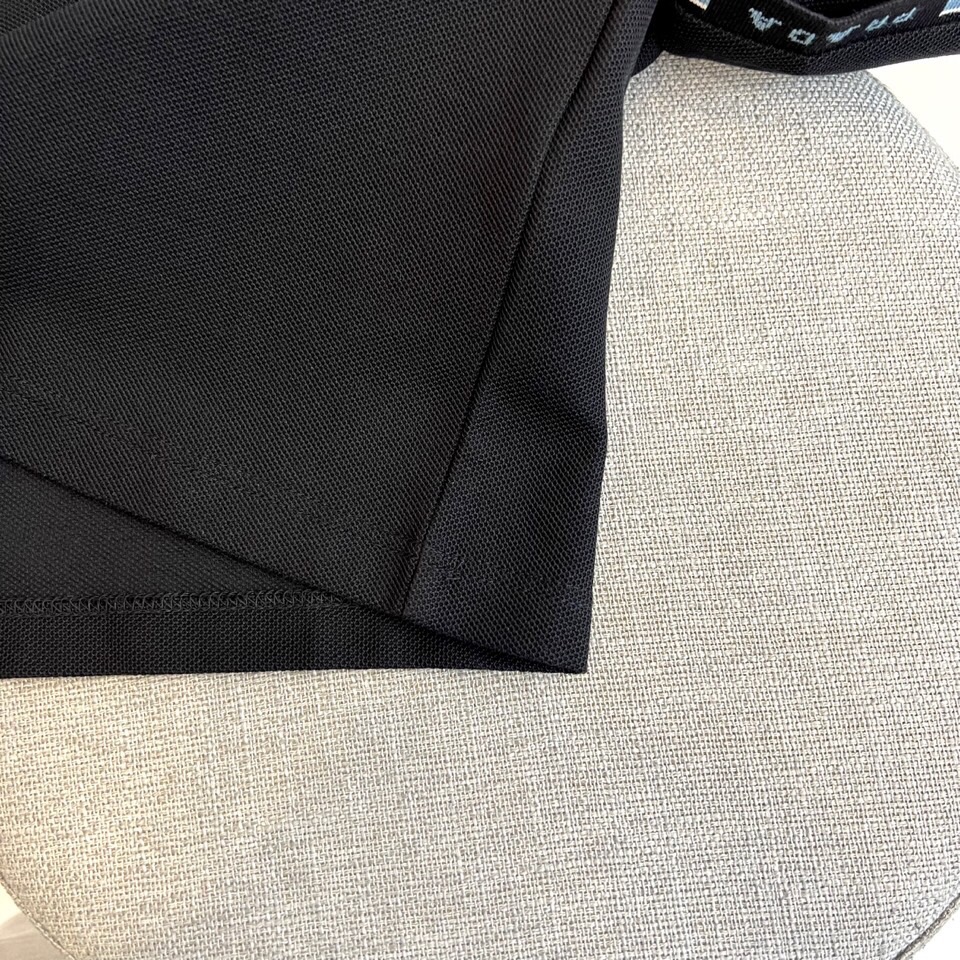 
普拉达、2025s经典标志性Logo点缀元素 经典时尚翻领 Polo衫短袖 ，贸易公司渠道订单，简约大