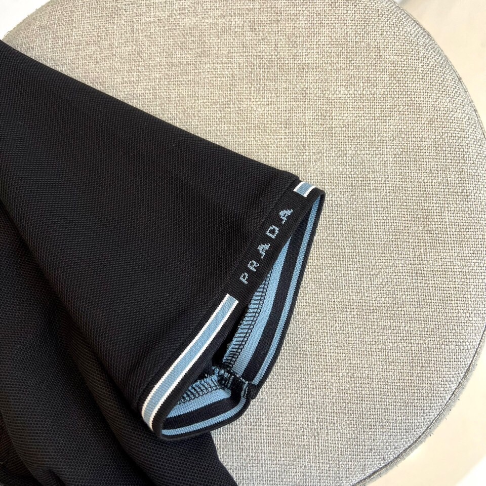 
普拉达、2025s经典标志性Logo点缀元素 经典时尚翻领 Polo衫短袖 ，贸易公司渠道订单，简约大