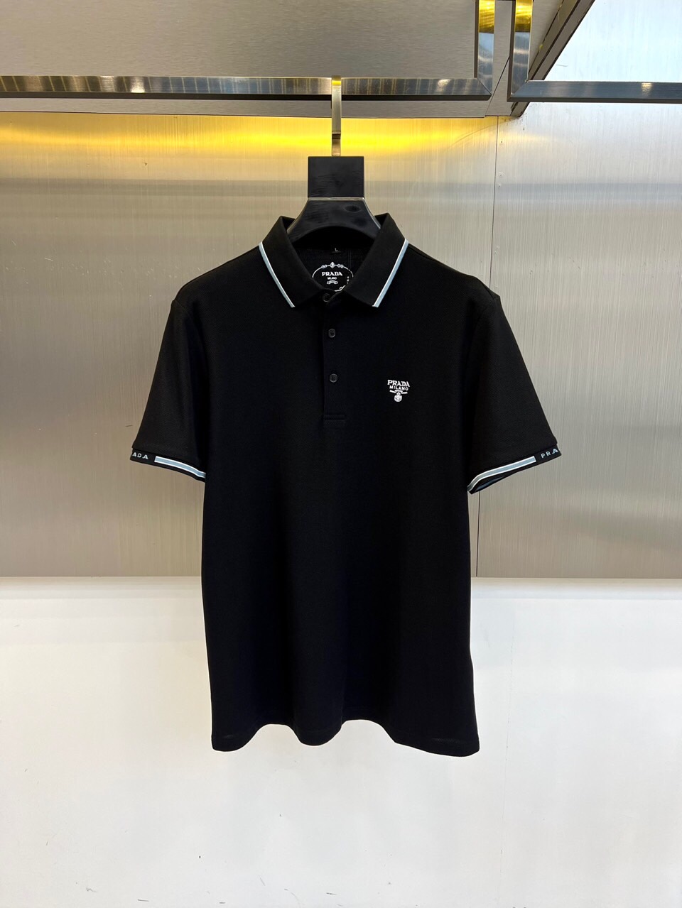 
普拉达、2025s经典标志性Logo点缀元素 经典时尚翻领 Polo衫短袖 ，贸易公司渠道订单，简约大