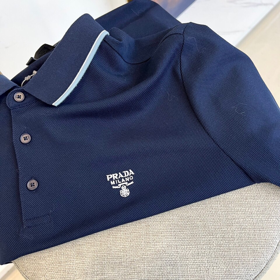 
普拉达、2025s经典标志性Logo点缀元素 经典时尚翻领 Polo衫短袖 ，贸易公司渠道订单，简约大