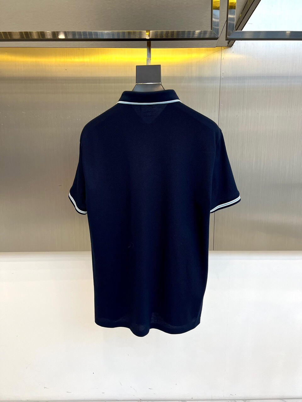 
普拉达、2025s经典标志性Logo点缀元素 经典时尚翻领 Polo衫短袖 ，贸易公司渠道订单，简约大