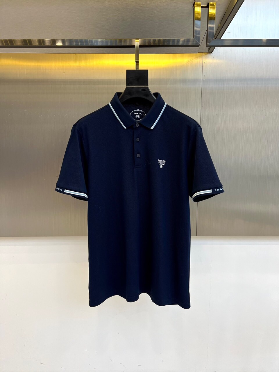 
普拉达、2025s经典标志性Logo点缀元素 经典时尚翻领 Polo衫短袖 ，贸易公司渠道订单，简约大