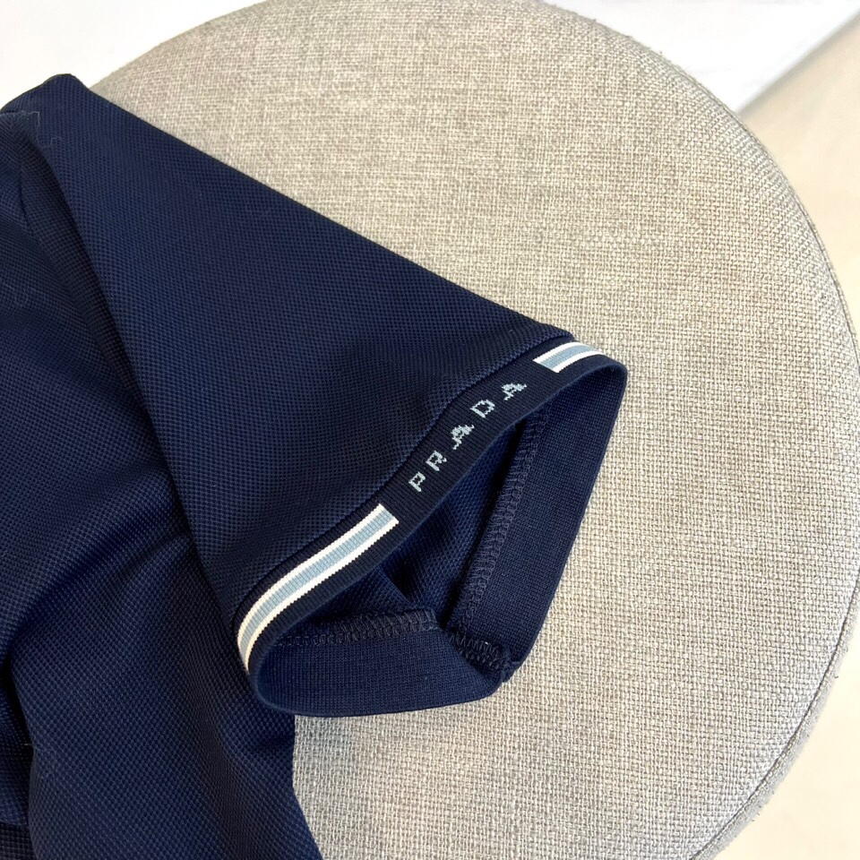 
普拉达、2025s经典标志性Logo点缀元素 经典时尚翻领 Polo衫短袖 ，贸易公司渠道订单，简约大