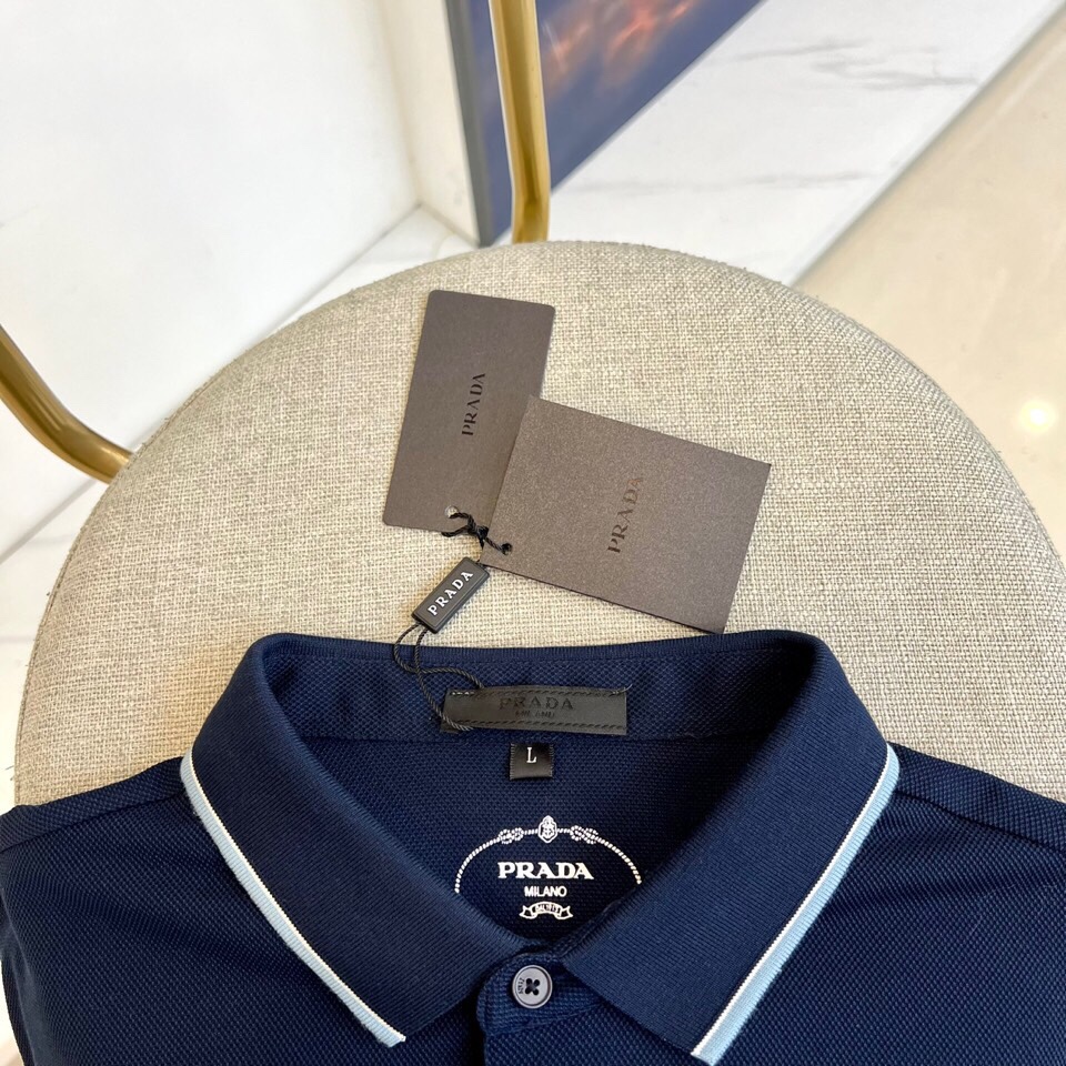 
普拉达、2025s经典标志性Logo点缀元素 经典时尚翻领 Polo衫短袖 ，贸易公司渠道订单，简约大