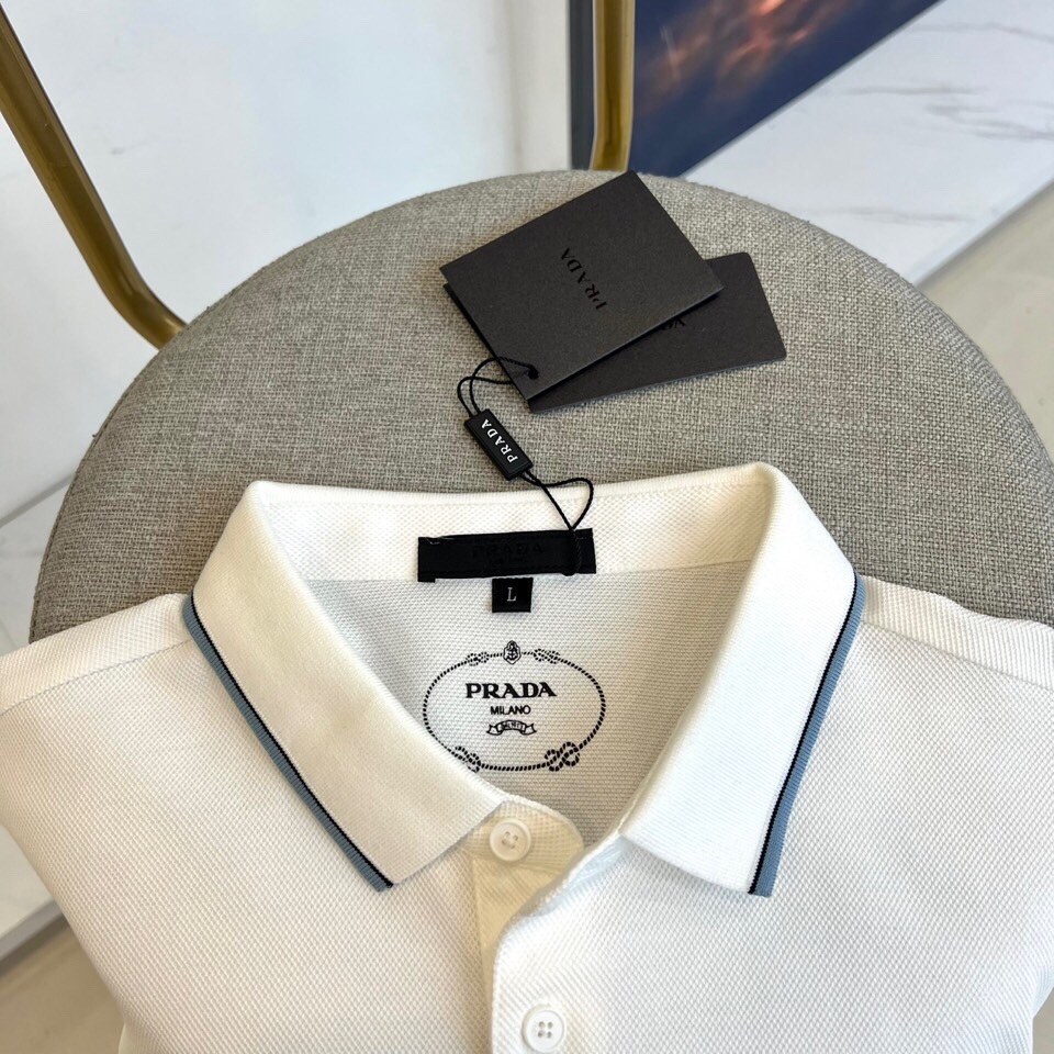 
普拉达、2025s经典标志性Logo点缀元素 经典时尚翻领 Polo衫短袖 ，贸易公司渠道订单，简约大