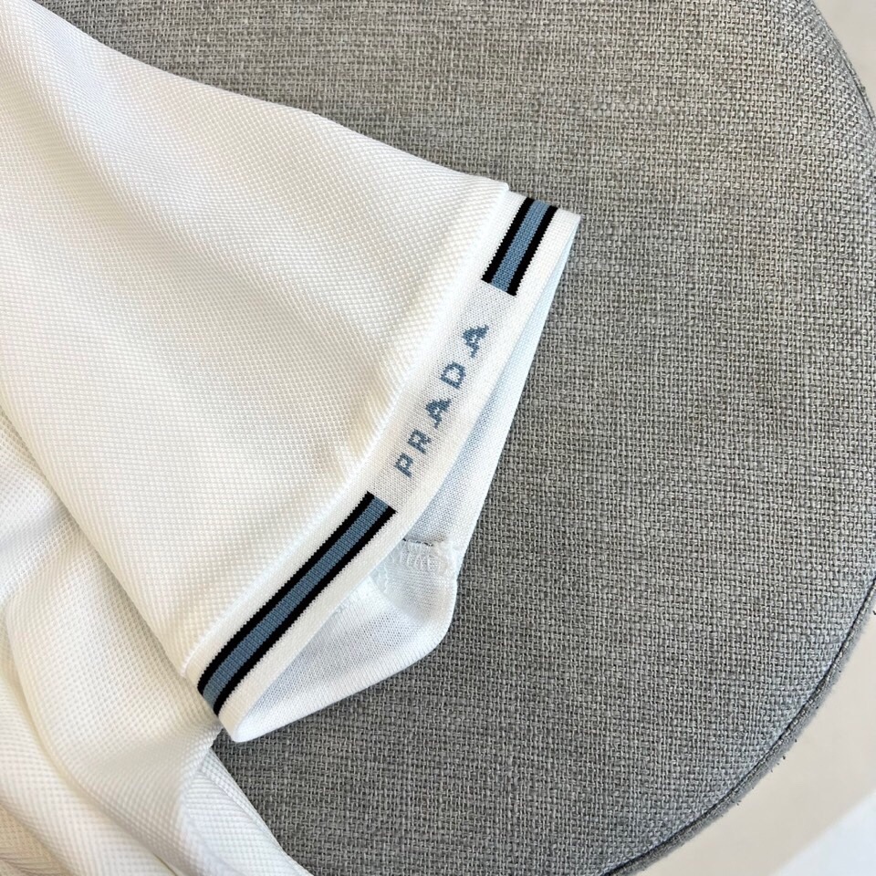 
普拉达、2025s经典标志性Logo点缀元素 经典时尚翻领 Polo衫短袖 ，贸易公司渠道订单，简约大