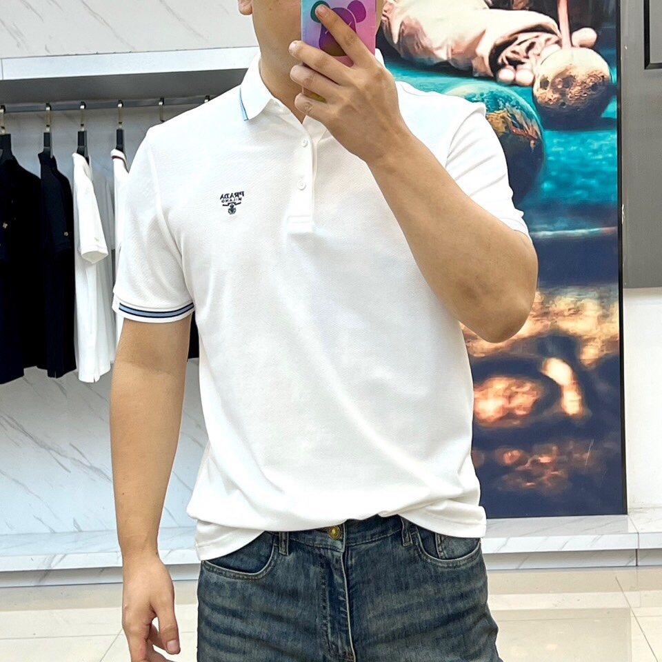 
普拉达、2025s经典标志性Logo点缀元素 经典时尚翻领 Polo衫短袖 ，贸易公司渠道订单，简约大