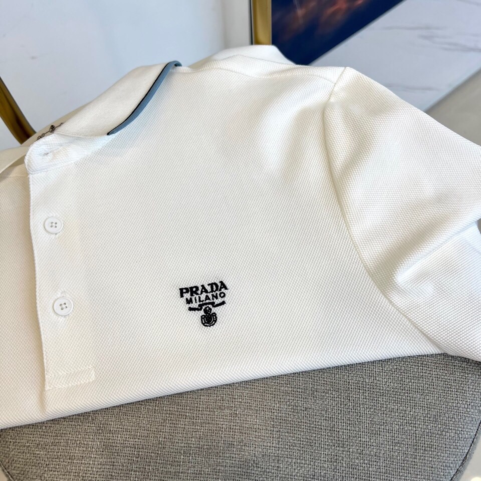 
普拉达、2025s经典标志性Logo点缀元素 经典时尚翻领 Polo衫短袖 ，贸易公司渠道订单，简约大