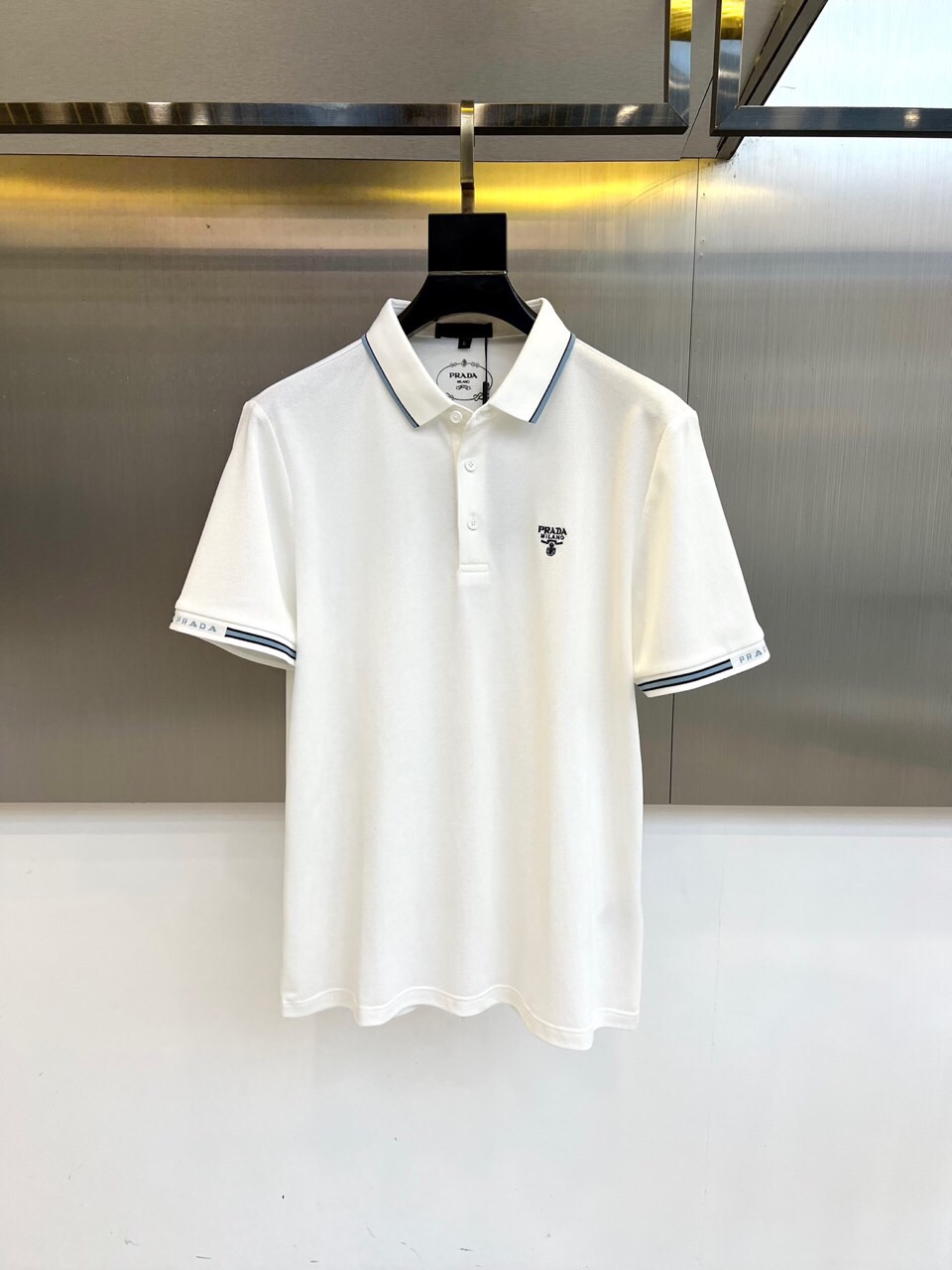 NO:513569,Prada, 2025s classic iconic logo embellishment elements, classic fashion lapel, Polo shirt short sleeves, trading company channel orders, simple and elegant, fashionable and versatile, and the quality is even more unstriking!  The imported fixed-woven pure cotton bead mesh fabric is used, which is soft, straight, stylish, breathable and comfortable. The upper body has a good drooping feeling and is not easy to deform! It is even less likely to fade! A clean and refreshing foundation. The POLO shirt style is small and crisp pointed collar, and the armband design uses the three-dimensional craftsmanship of the brand logo, which perfectly combines leisure and business!  Fashionable and versatile!  48-58 (model 173, 143 catties upper body 50 sizes), prada, T-shirt, alexander wang19860909普拉达、2025s经典标志性Logo点缀元素 经典时尚翻领 Polo衫短袖 ,贸易公司渠道订单,简约大气,时尚百搭,品相更是无法挑剔！选用客供进口定织纯棉珠地网眼面料,柔软挺阔有型、透气舒适.上身垂感好,不易变形!更不易褪色!干净清爽的基础 POLO衫版型,小巧而挺括的尖领有型又时尚,袖标设计运用了品牌logo立体工艺,休闲与商务完美结合！时尚百搭！48-58（模特173,143斤上身50码）,,prada,T-shirt,alexander wang,Men's clothing