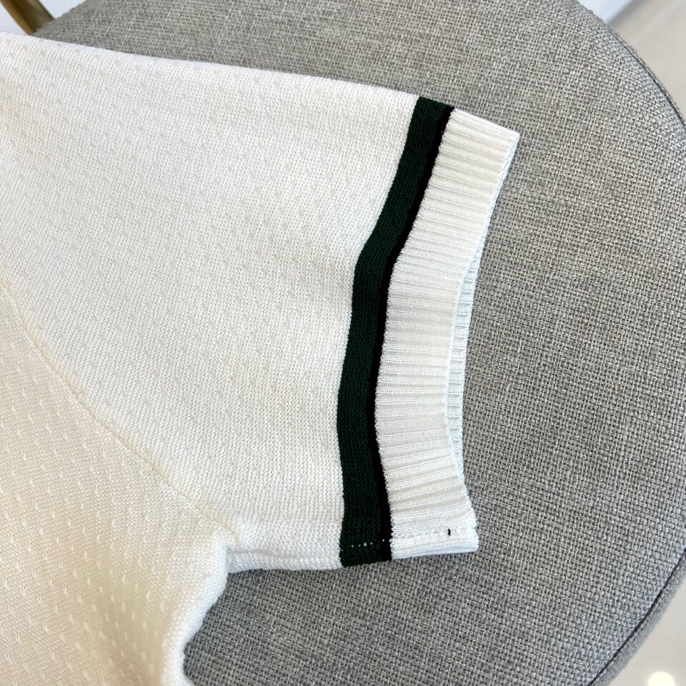 
lP🆕|海岛棉半拉链翻领T恤。衣身上是钩花图案，经典POLO领设计，衣服触感柔软亲肤，视觉上很精致、有