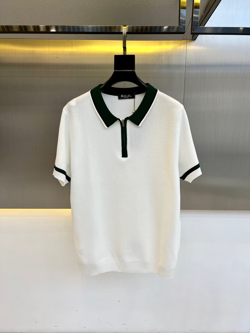 
lP🆕|海岛棉半拉链翻领T恤。衣身上是钩花图案，经典POLO领设计，衣服触感柔软亲肤，视觉上很精致、有