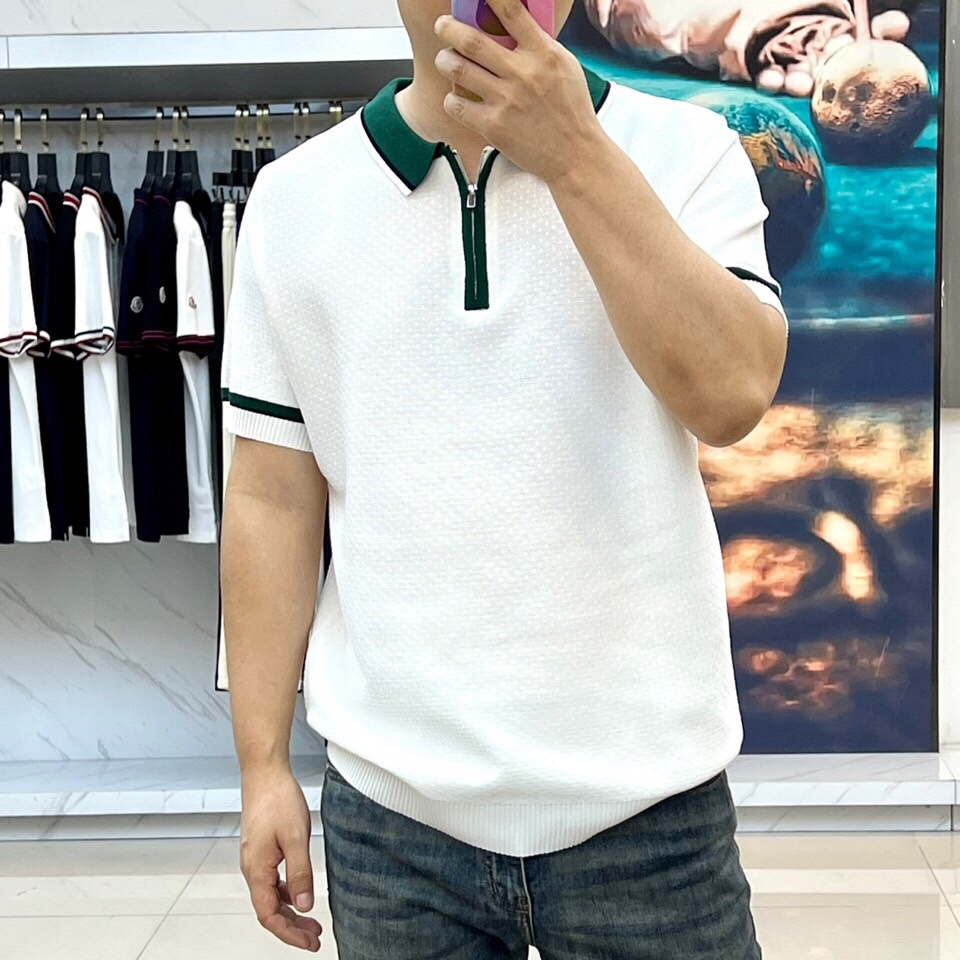 
lP🆕|海岛棉半拉链翻领T恤。衣身上是钩花图案，经典POLO领设计，衣服触感柔软亲肤，视觉上很精致、有