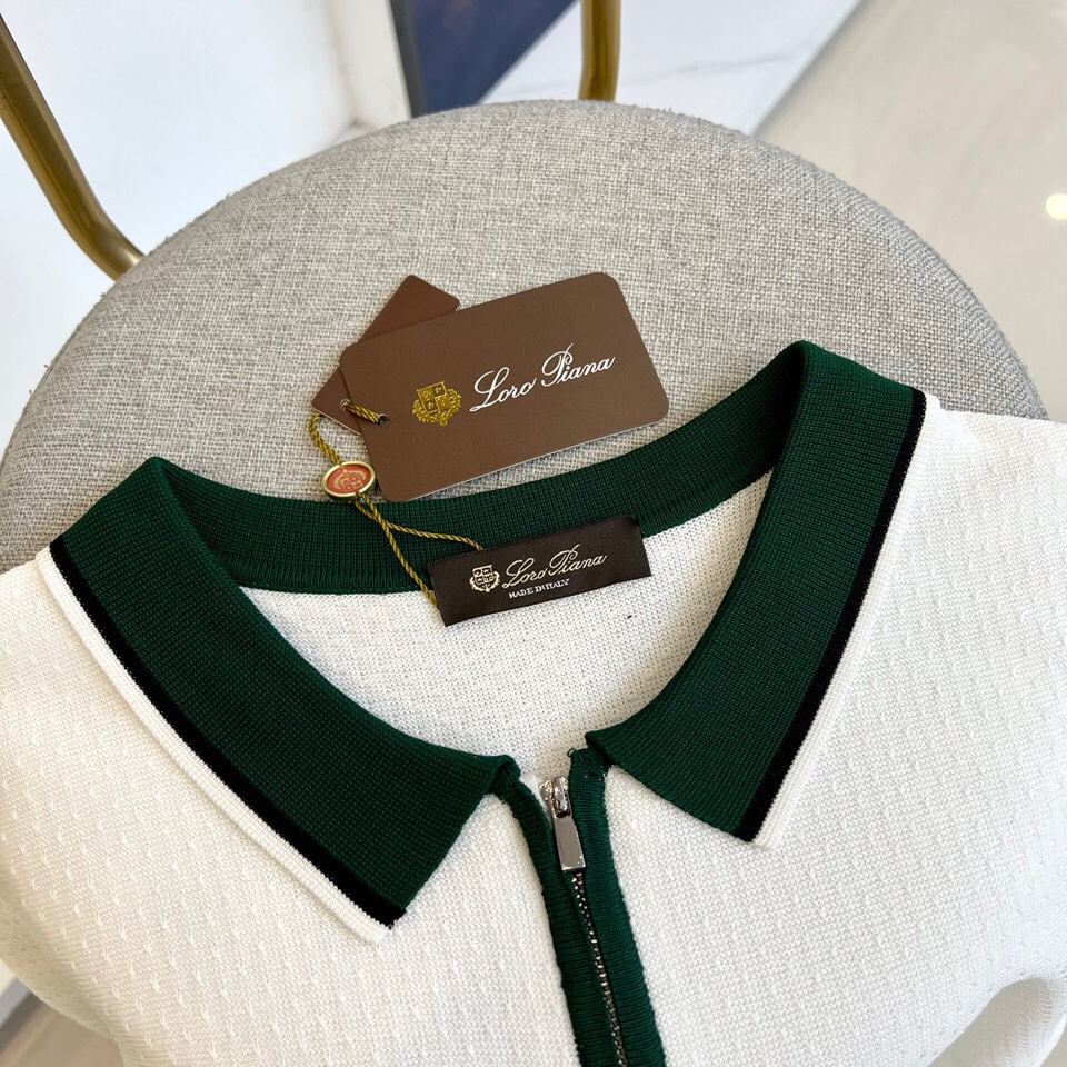 
lP🆕|海岛棉半拉链翻领T恤。衣身上是钩花图案，经典POLO领设计，衣服触感柔软亲肤，视觉上很精致、有