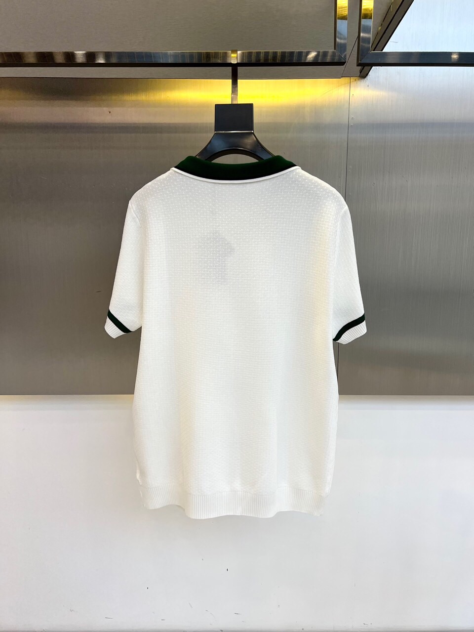 
lP🆕|海岛棉半拉链翻领T恤。衣身上是钩花图案，经典POLO领设计，衣服触感柔软亲肤，视觉上很精致、有