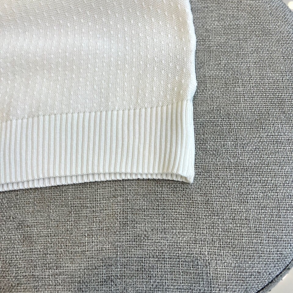 
lP🆕|海岛棉半拉链翻领T恤。衣身上是钩花图案，经典POLO领设计，衣服触感柔软亲肤，视觉上很精致、有