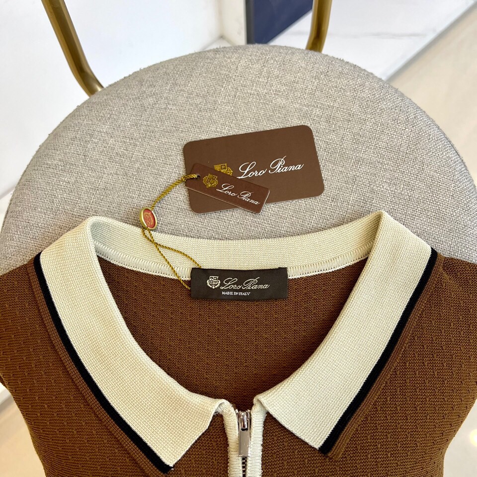 
lP🆕|海岛棉半拉链翻领T恤。衣身上是钩花图案，经典POLO领设计，衣服触感柔软亲肤，视觉上很精致、有