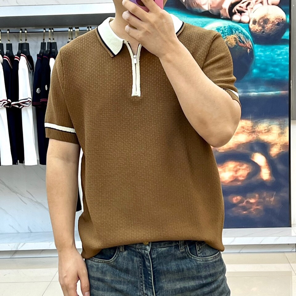 
lP🆕|海岛棉半拉链翻领T恤。衣身上是钩花图案，经典POLO领设计，衣服触感柔软亲肤，视觉上很精致、有