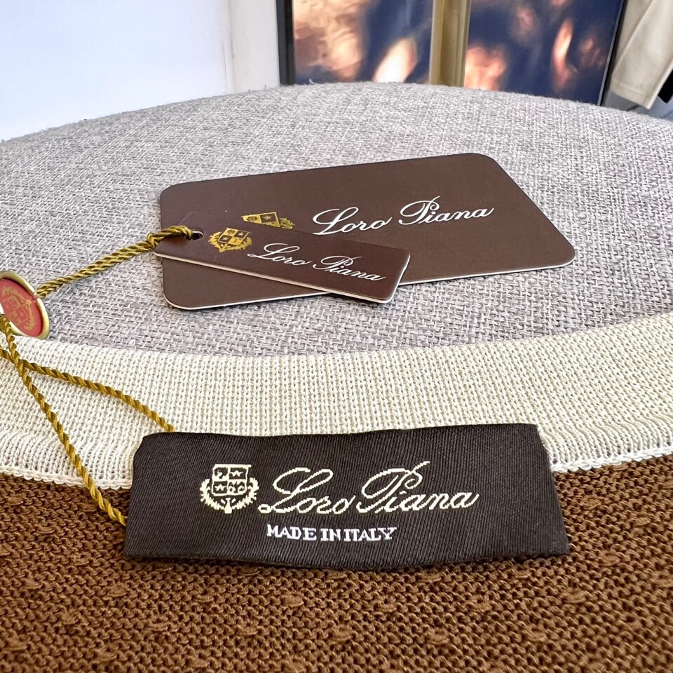 
lP🆕|海岛棉半拉链翻领T恤。衣身上是钩花图案，经典POLO领设计，衣服触感柔软亲肤，视觉上很精致、有