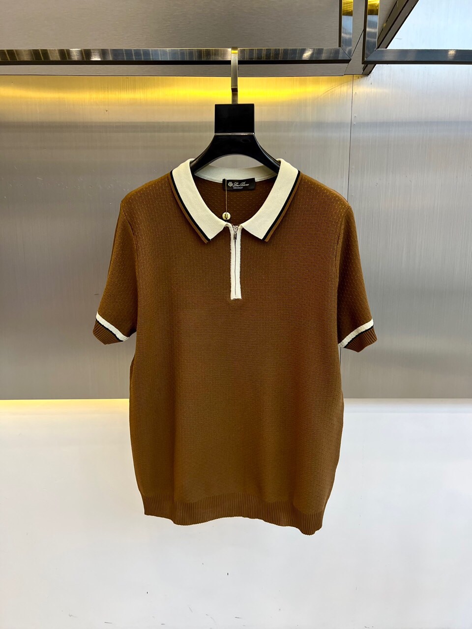 
lP🆕|海岛棉半拉链翻领T恤。衣身上是钩花图案，经典POLO领设计，衣服触感柔软亲肤，视觉上很精致、有