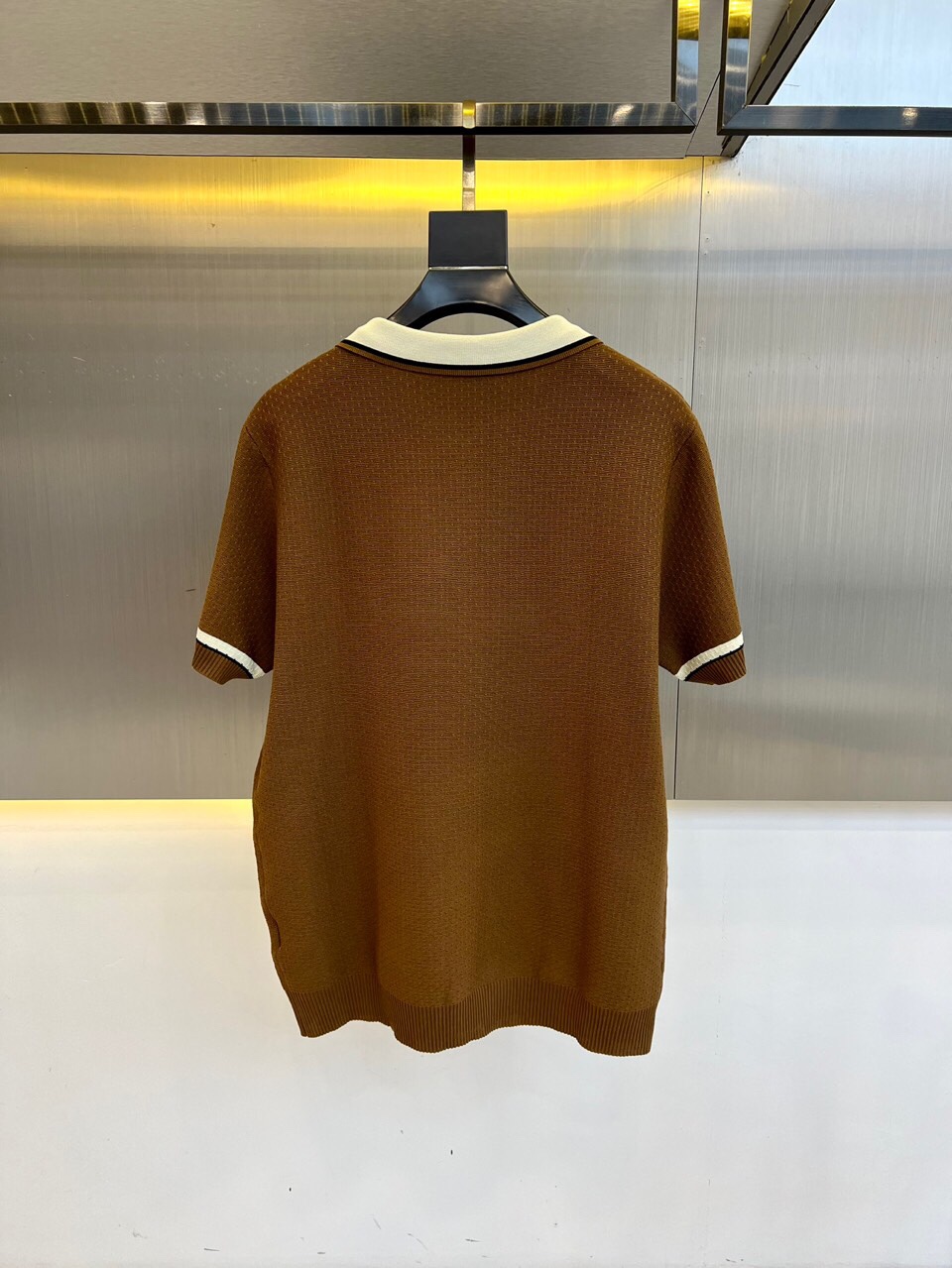 
lP🆕|海岛棉半拉链翻领T恤。衣身上是钩花图案，经典POLO领设计，衣服触感柔软亲肤，视觉上很精致、有