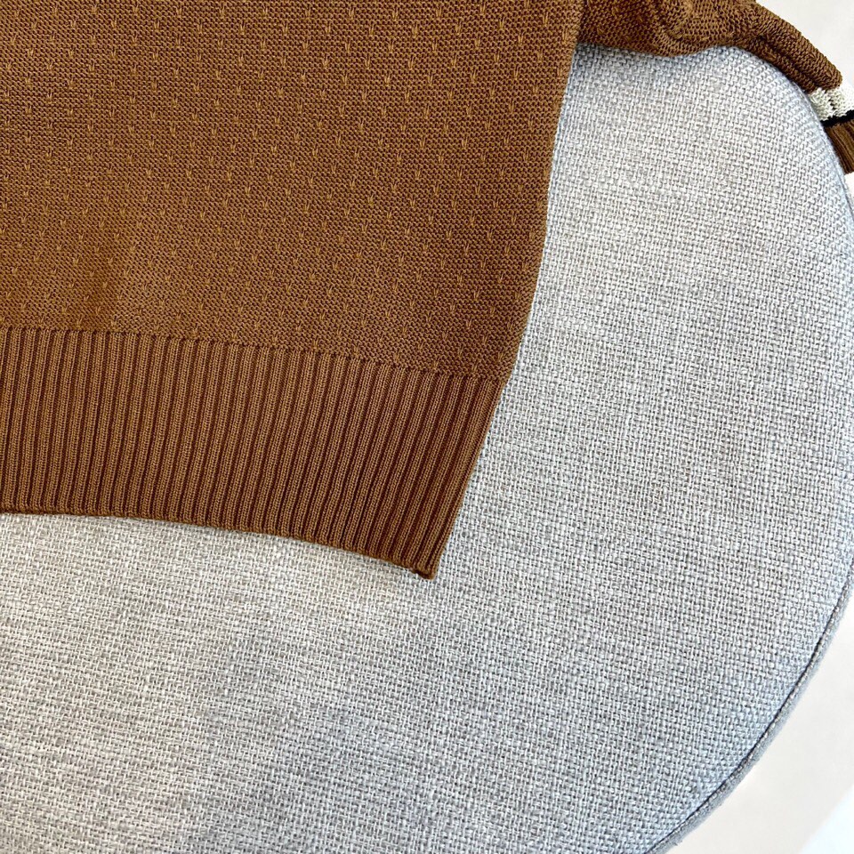 
lP🆕|海岛棉半拉链翻领T恤。衣身上是钩花图案，经典POLO领设计，衣服触感柔软亲肤，视觉上很精致、有