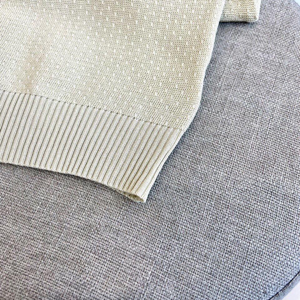 
lP🆕|海岛棉半拉链翻领T恤。衣身上是钩花图案，经典POLO领设计，衣服触感柔软亲肤，视觉上很精致、有