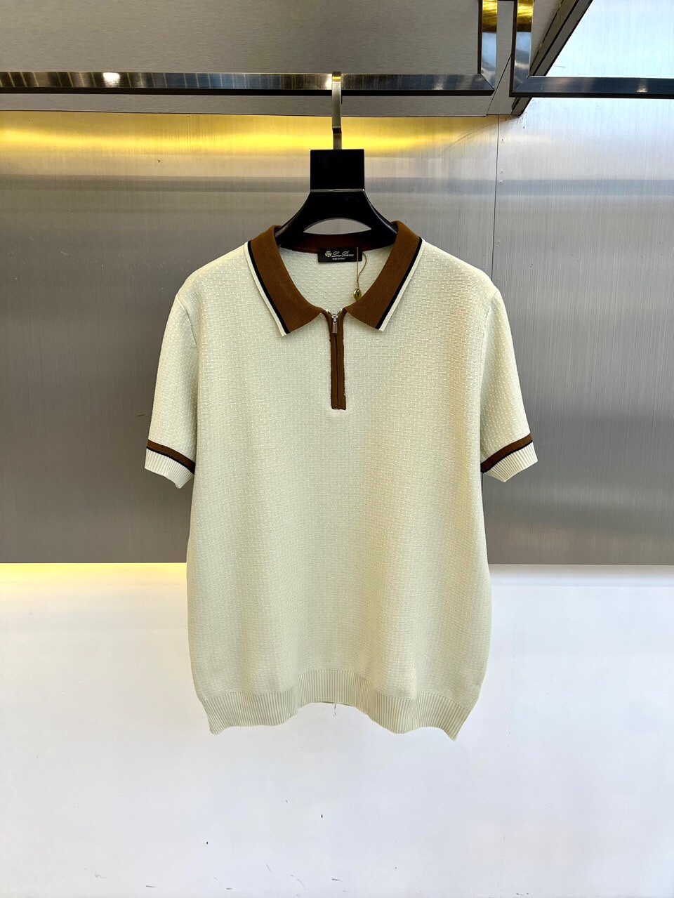 
lP🆕|海岛棉半拉链翻领T恤。衣身上是钩花图案，经典POLO领设计，衣服触感柔软亲肤，视觉上很精致、有