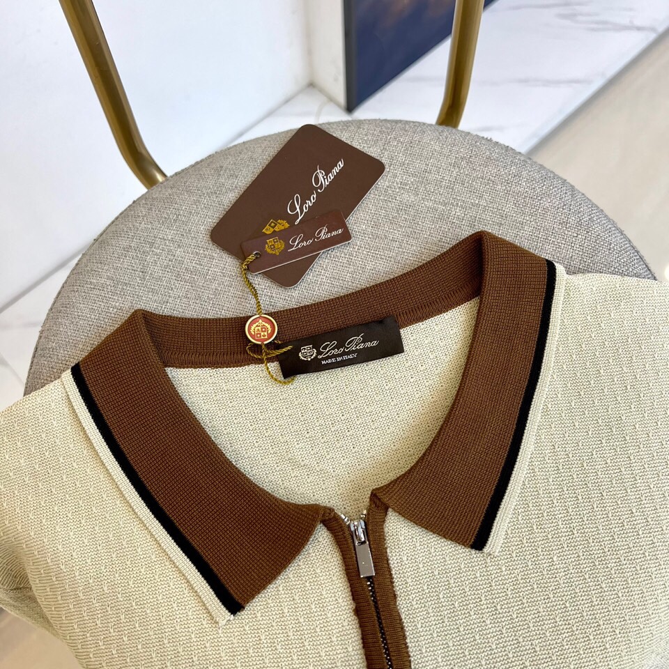 
lP🆕|海岛棉半拉链翻领T恤。衣身上是钩花图案，经典POLO领设计，衣服触感柔软亲肤，视觉上很精致、有