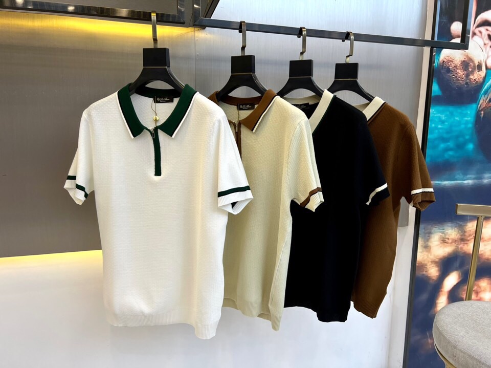 
lP🆕|海岛棉半拉链翻领T恤。衣身上是钩花图案，经典POLO领设计，衣服触感柔软亲肤，视觉上很精致、有