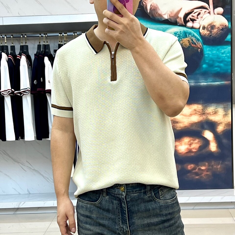 
lP🆕|海岛棉半拉链翻领T恤。衣身上是钩花图案，经典POLO领设计，衣服触感柔软亲肤，视觉上很精致、有