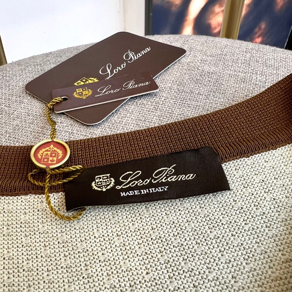 
lP🆕|海岛棉半拉链翻领T恤。衣身上是钩花图案，经典POLO领设计，衣服触感柔软亲肤，视觉上很精致、有