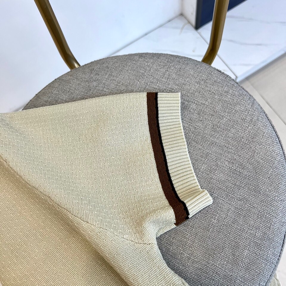 
lP🆕|海岛棉半拉链翻领T恤。衣身上是钩花图案，经典POLO领设计，衣服触感柔软亲肤，视觉上很精致、有