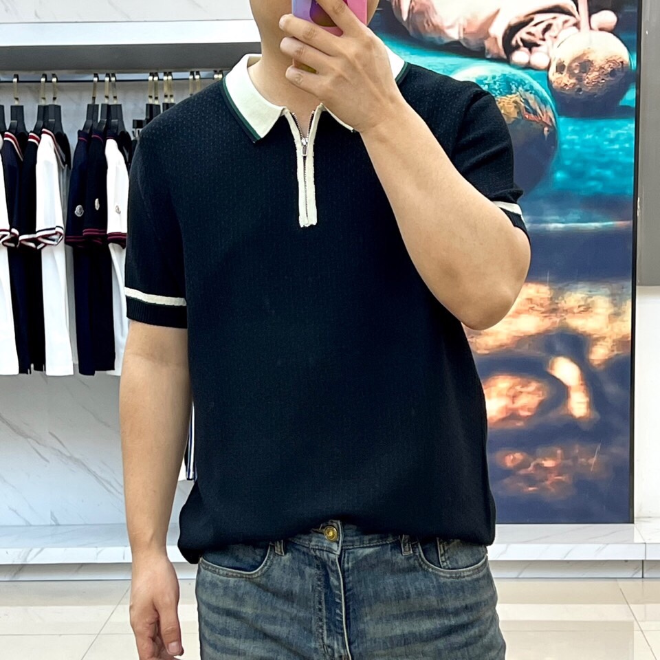 
lP🆕|海岛棉半拉链翻领T恤。衣身上是钩花图案，经典POLO领设计，衣服触感柔软亲肤，视觉上很精致、有