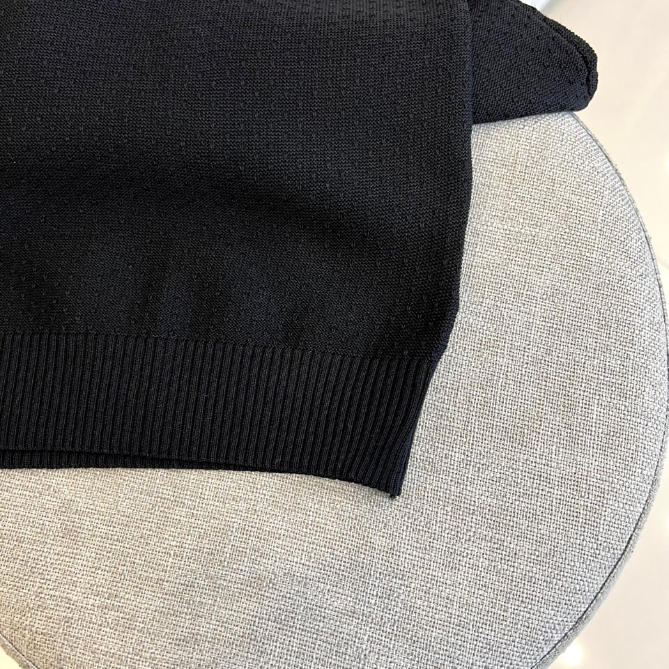 
lP🆕|海岛棉半拉链翻领T恤。衣身上是钩花图案，经典POLO领设计，衣服触感柔软亲肤，视觉上很精致、有