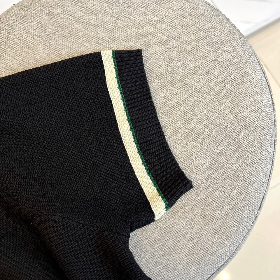 
lP🆕|海岛棉半拉链翻领T恤。衣身上是钩花图案，经典POLO领设计，衣服触感柔软亲肤，视觉上很精致、有